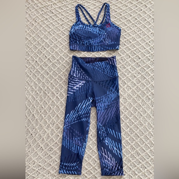 Peloton Blue Patterned Leggings and Top Set - Picture 2 of 12